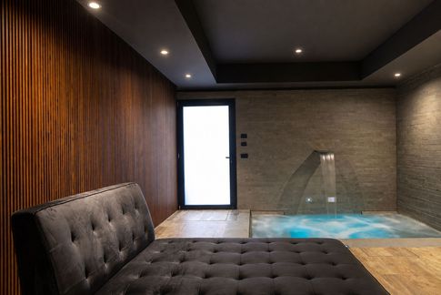 Home Theatre in stile moderno di 130 di GIOVANNI SELLITRI STUDIO