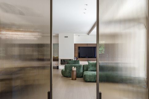 Open Space in stile contemporaneo di 115 di Ciquadro Architetti