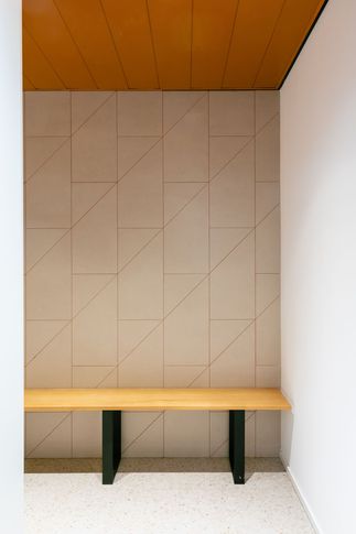 Palestra in stile contemporaneo di 170 di Frame Farm - Architecture & Design