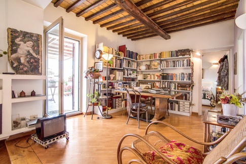 Soggiorno in stile coloniale di 35 di MOB Architects