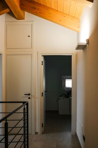 Corridoio in stile moderno di 8 di Studio LABventinove