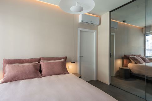 Camera da Letto in stile contemporaneo di 18 di Doppionodo Interior