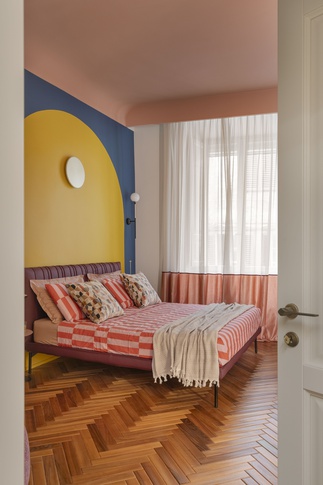 Camera da Letto in stile maximalista di 18 di Rachele Biancalani Studio