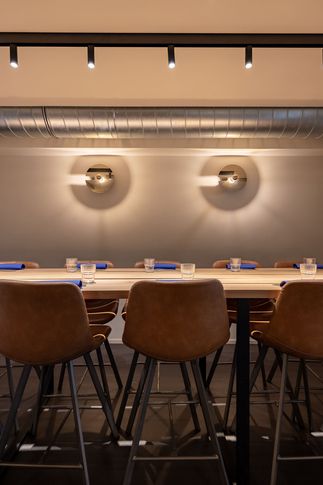 Sala da Pranzo in stile contemporaneo di 20 di Frame Farm - Architecture & Design