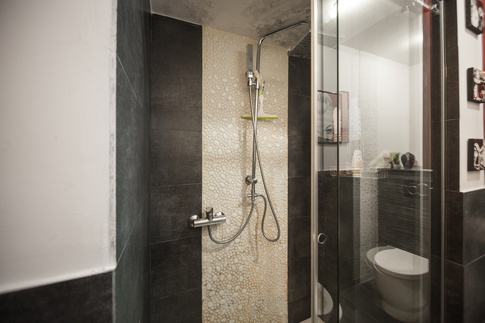 Bagno in stile contemporaneo di 6 di Valentina Solera Architetto