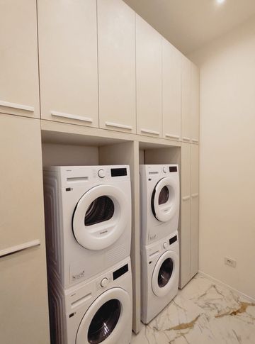 Lavanderia in stile contemporaneo di 7 di Formale.