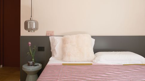 Camera da Letto in stile contemporaneo di 17 di Michela Cordisco Studio