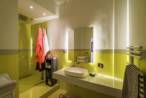 Bagno in stile moderno di 6 di Lorenzo Rossi Architetto