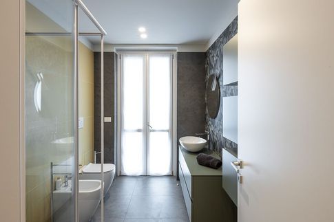 Bagno in stile contemporaneo di 6 di Carola Ribotta architetto