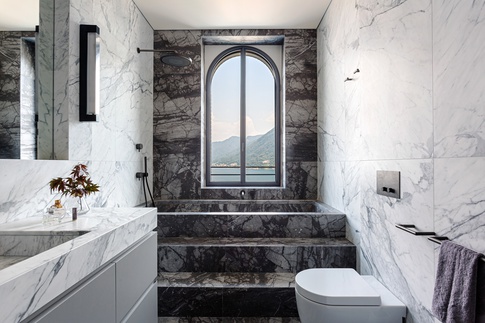 Bagno in stile moderno di 9 di NOMADE ARCHITETTURA