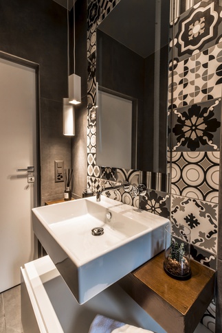 Bagno in stile contemporaneo di 8 di Desearq studio - architettura e interior design