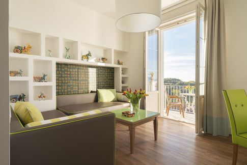 Camera da Letto in stile mediterraneo di 100 di Coluccio architetti