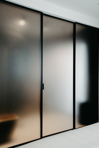 Open Space in stile minimal di 100 di Architetto Michelangelo Todisco Open Space in stile minimal di 100 di Architetto Michelangelo Todisco