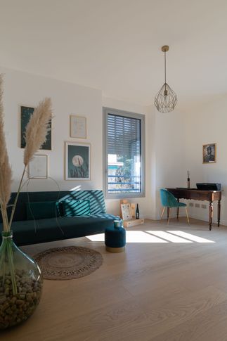 Studio in stile contemporaneo di 25 di Silvana Barbato Studio in stile contemporaneo di 25 di Silvana Barbato