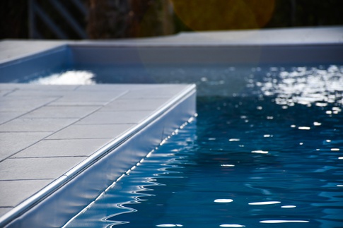 Piscina in stile moderno di 300 di Enzo Razzano Architettura