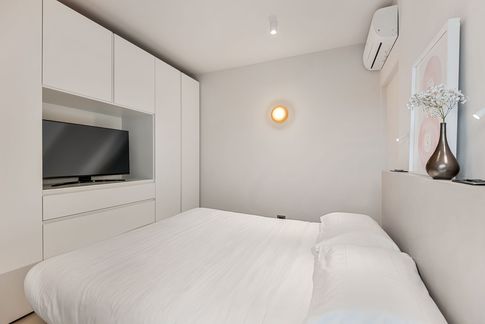 Camera da Letto in stile minimal di 11 di Sofia Carta Studio
