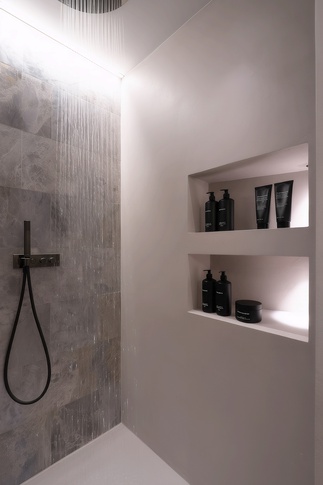 Bagno in stile contemporaneo di 9 di Desearq studio - architettura e interior design