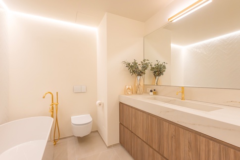 Bagno in stile moderno di 6 di Living Home Design