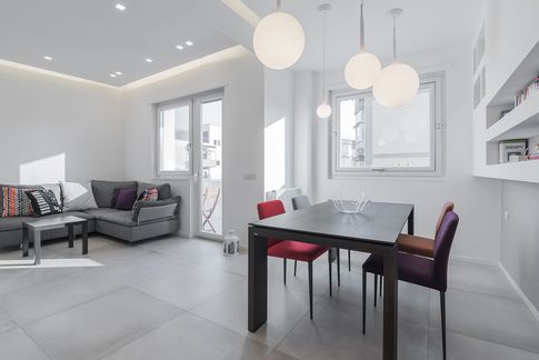 Soggiorno in stile contemporaneo di 32 di Rossella Fiorillo architetto