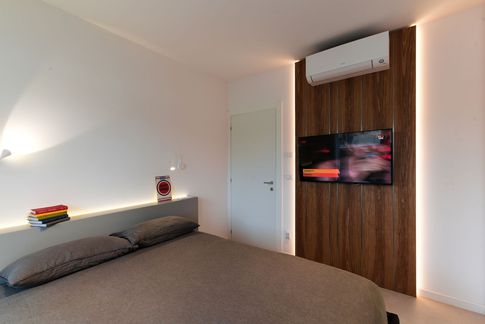 Camera da Letto in stile moderno di 14 di MICHELE VOLPI STUDIO INTERIOR DESIGN