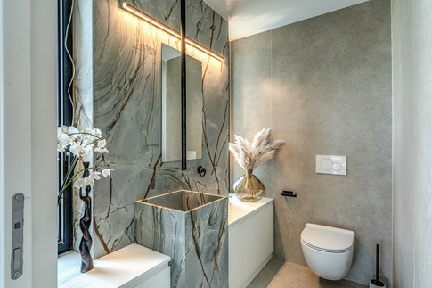 Bagno in stile moderno di 3 di MOB Architects