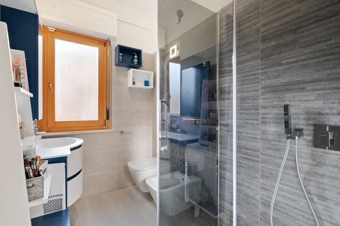 Bagno in stile moderno di 4 di Arch.j Floriana Ferraioli