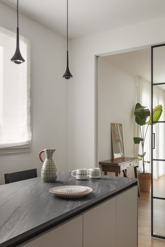 Cucina in stile contemporaneo di 10 di tapas studio