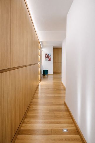 Corridoio in stile contemporaneo di 15 di Arch. Simone Saporito