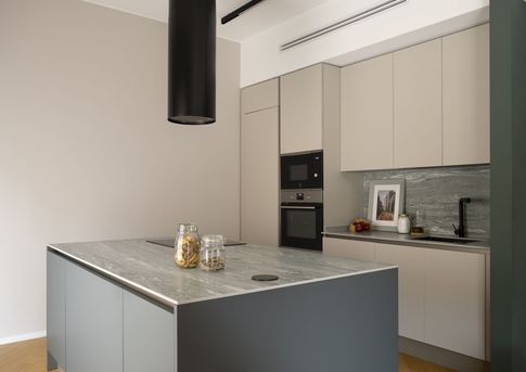 Open Space in stile contemporaneo di 50 di Michela Cordisco Studio