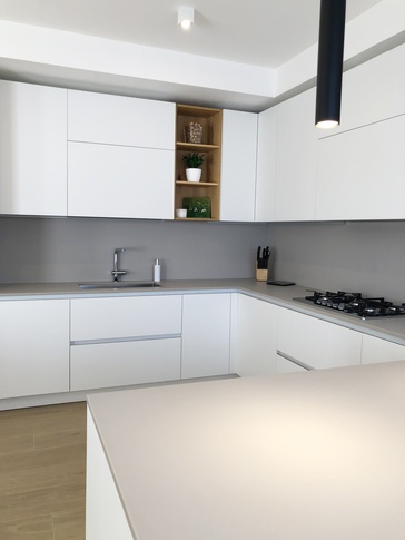 Open Space in stile moderno di 50 di Martina Fabbian Architetto