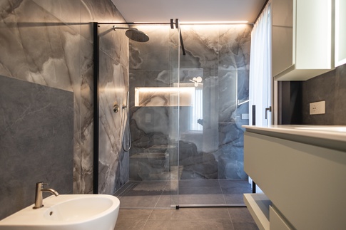 Bagno in stile contemporaneo di 5 di Architetto Zavagnini Daniele