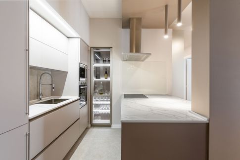 Cucina in stile contemporaneo di 10 di Caprioli Architetti