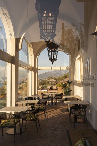 Portico in stile mediterraneo di 20 di Coluccio architetti