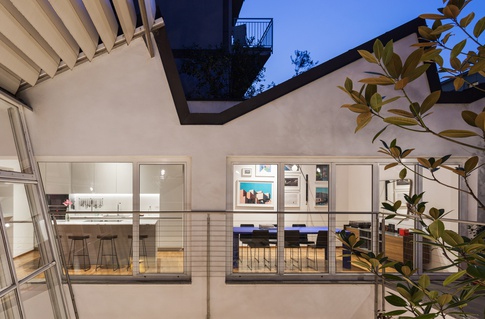 Terrazza in stile eclettico di 50 di NOMADE ARCHITETTURA