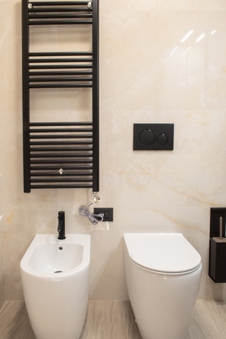 Bagno di Servizio in stile moderno di 3 di Chiara Colucci Interior Designer