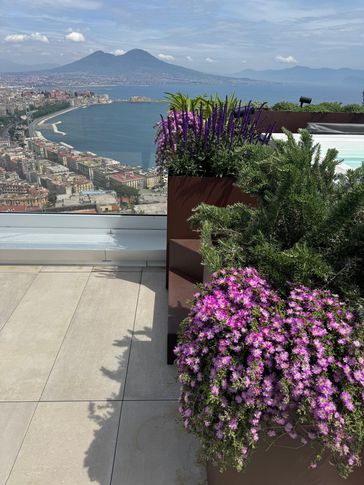 Veranda in stile contemporaneo di 35 di Paola Sola Architetto