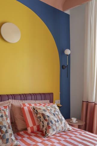 Camera da Letto in stile maximalista di 18 di Rachele Biancalani Studio