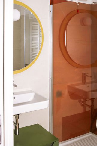 Bagno in stile iconico di 5 di LATER STUDIO / paola cortesi architetto Bagno in stile iconico di 5 di LATER STUDIO / paola cortesi architetto