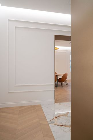 Corridoio in stile contemporaneo di 17 di Formale.