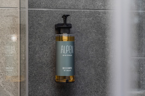 Bagno in stile naturale di 8 di Arredamenti Andalo