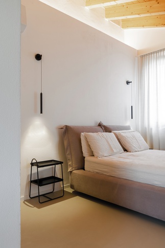 Camera da Letto in stile soft industrial di 19 di Simona Fogalesi interior designer