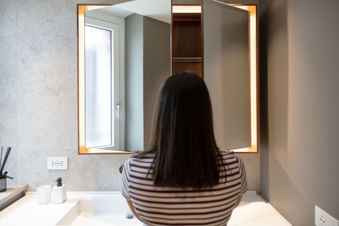 Bagno in stile contemporaneo di 5 di Abitacolo Interni