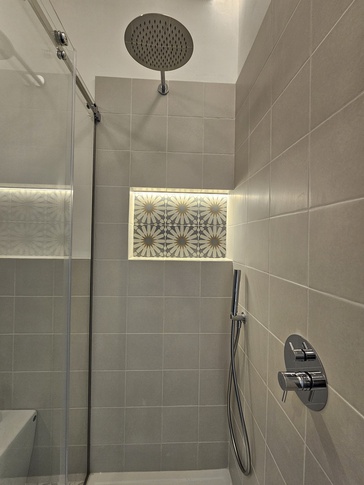 Bagno in stile mediterraneo di 5 di Alessandra Gambino Architetto - AGA