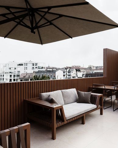 Terrazza in stile contemporaneo di 15 di Elena Russo Interiors