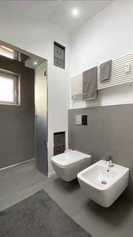 Bagno in stile contemporaneo di 4 di kkarchitecture