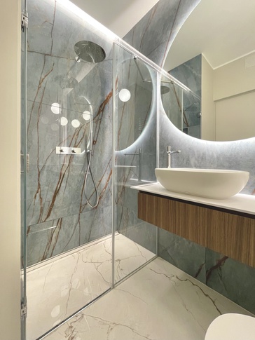 Bagno in stile moderno di 4 di Pat Gabò Interiors