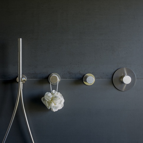 Bagno in stile industriale di 15 di sma architetti