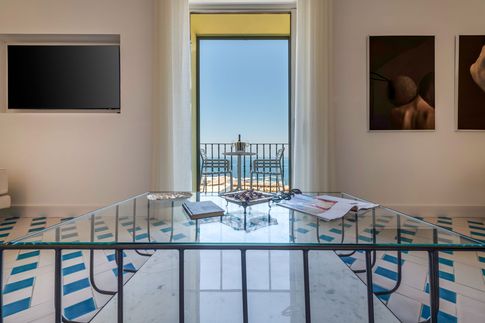 Soggiorno in stile mediterraneo di 30 di Coluccio architetti