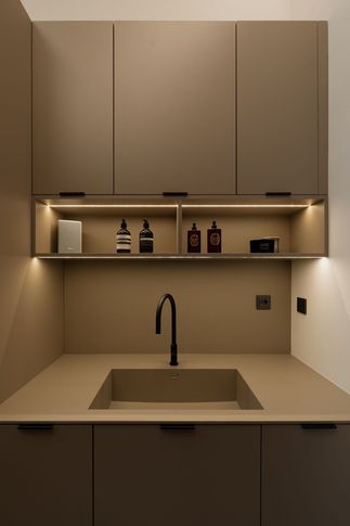 Lavanderia in stile urban di 8 di Simona Fogalesi interior designer