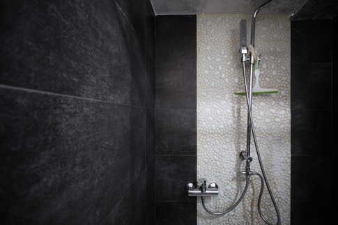 Bagno in stile contemporaneo di 6 di Valentina Solera Architetto